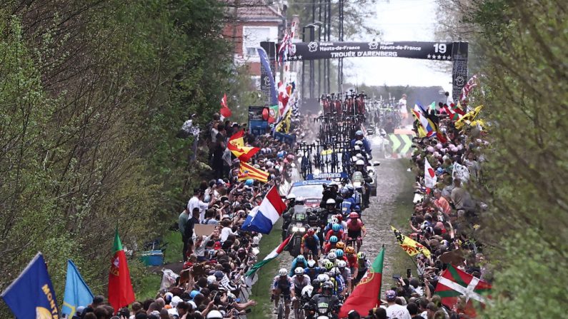 Que Tadej Pogacar participe cette année à son premier Paris-Roubaix est un choix "formidable" et "culotté", a réagi le directeur du Tour de France, Christian Prudhomme. (Photo : ANNE-CHRISTINE POUJOULAT/AFP via Getty Images)