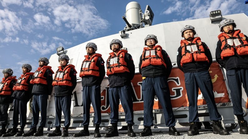 Des marins se tiennent prêts à intervenir sur une corvette de classe Tuo Chiang lors d'un exercice de préparation au combat, à la base navale de Zuoying à Kaohsiung, à Taïwan, le 9 janvier 2025. (I-hwa Cheng/AFP via Getty Images)