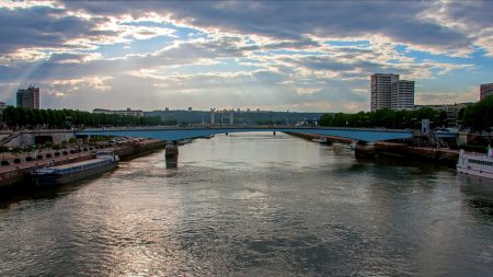 Rouen : un homme de 91 ans, probablement sans domicile fixe, perd la vie en tombant dans la Seine