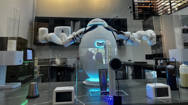 Le robot barista _C_ se prépare à faire des boissons au NCM Cafe à San Jose, en Californie, le 25 avril 2025. (Conner Lee/Epoch Times)