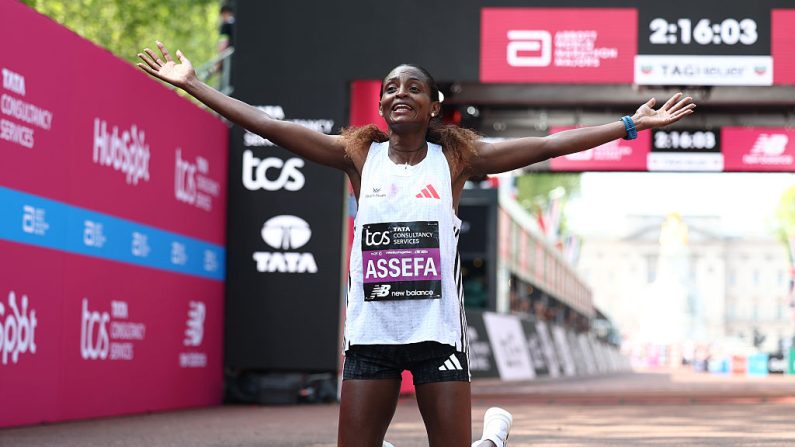 Le marathon de Londres a accouché d'un record du monde dans une course exclusivement féminine pour l'Éthiopienne Tigst Assefa, sacrée dimanche à l'issue de 42,195 km, et vu Sabastian Sawe rafler la mise devant les habituels favoris. (Photo : Alex Davidson/Getty Images)