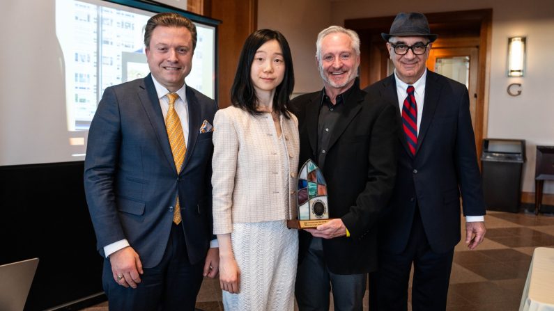 Le rédacteur en chef d'Epoch Times Jan Jekielek (à g.) et les journalistes Eva Fu (2e à g.) et Dan Berger (à dr.) posent avec Brad Pomerance (2e à dr.), coordinateur des prix pour le Religion Communicators Council, lors du banquet des prix Wilbur 2025 de l'organisation à Salt Lake City, le 25 avril 2025. (Madalina Vasiliu/Epoch Times)