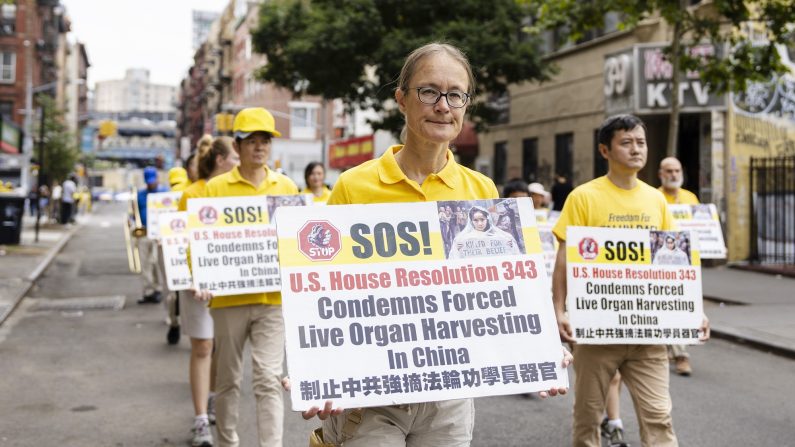 Les pratiquants du Falun Gong défilent lors d'une parade appelant à la fin des 25 années de persécution continue menée par le Parti communiste chinois contre cette pratique spirituelle, à New York, le 20 juillet 2024. (Samira Bouaou/Epoch Times)