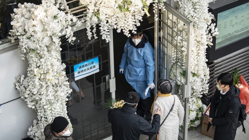 Des personnes en deuil se rassemblent devant les salles de commémoration des défunts dans un funérarium à Shanghai, en Chine, le 31 décembre 2022. (Qilai Shen/Bloomberg via Getty Images)