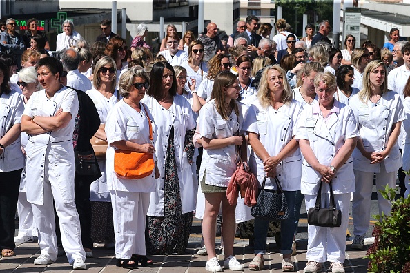 Des personnes du milieu hospitalier assistent aux funérailles de l'infirmière Carène Mézino, à la basilique Saint-Remi de Reims, le 1er juin 2023, après que l'infirmière a été tuée le 22 mai au CHU de Reims. (Photo FRANCOIS NASCIMBENI/AFP via Getty Images)