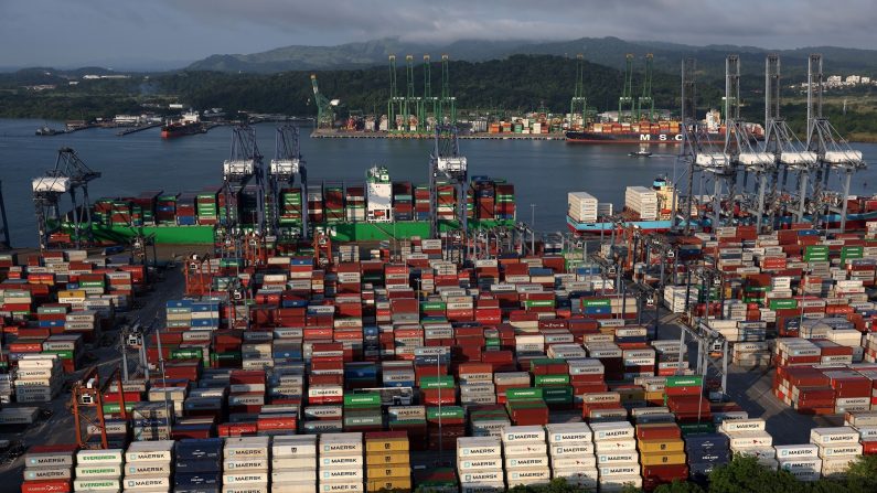 Dans une vue aérienne, des conteneurs d'expédition sont empilés dans le port de Balboa le 20 septembre 2023 à Panama City, au Panama. (Justin Sullivan/Getty Images)