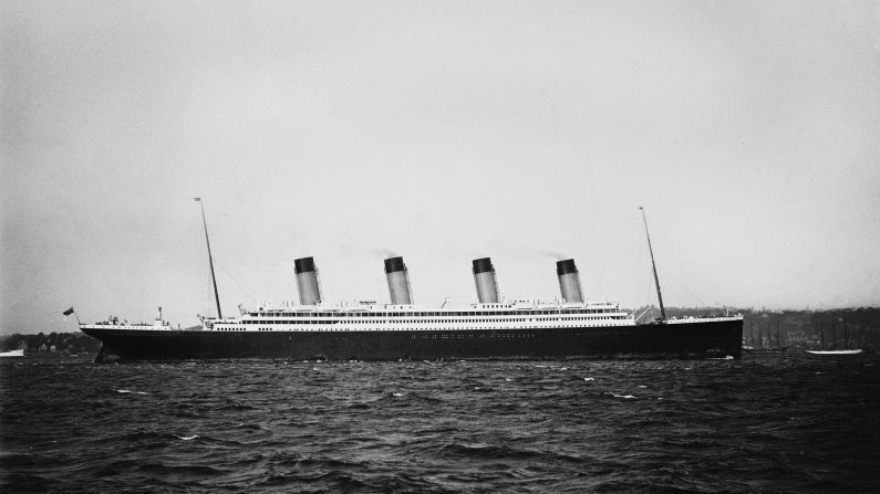 RMS Titanic, montrant les canots de sauvetage du paquebot fixés à des bossoirs le long du pont supérieur, dans le port de Cobh, en Irlande, le 11 avril 1912.  (Crédit photo Keystone View Company/Pictorial News Company/FPG/Archive Photos/Getty Images)