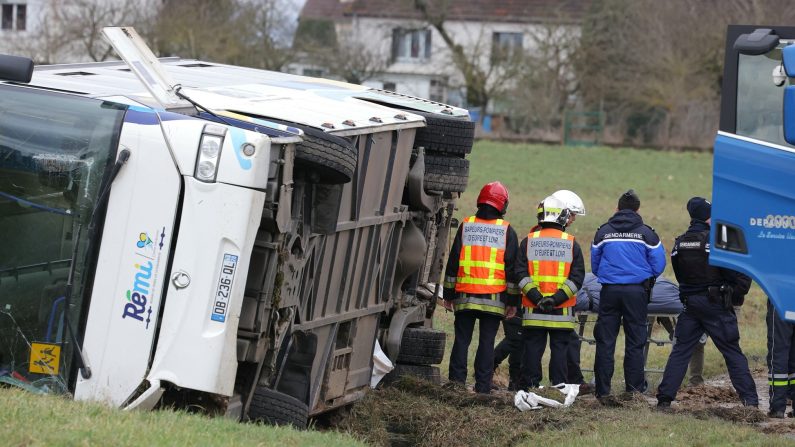 Des gendarmes et des pompiers français évacuent une civière d'un bus scolaire accidenté à Jallans, près de Châteaudun, dans le centre de la France, le 30 janvier 2025. Un collégien a été tué et une quarantaine de personnes blessées, dont 31 élèves, dans un accident de car scolaire le 30 janvier, près de Châteaudun, a indiqué la préfecture. (THOMAS SAMSON/AFP via Getty Images)