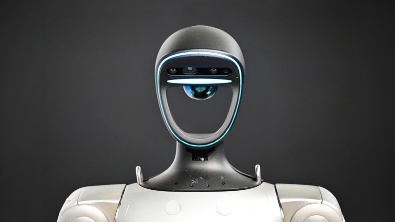 Un robot humanoïde de Unitree Robotics présenté lors de la conférence mondiale des développeurs, organisée par l'association de l'industrie de l'IA de Shanghai, à Shanghai le 21 février 2025. (HECTOR RETAMAL/AFP via Getty Images)