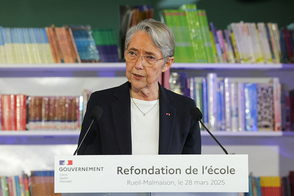 La ministre de l'Éducation Élisabeth Borne lors d'une conférence de presse après une visite à l'école élémentaire Claude-Monnet à Rueil-Malmaison, le 28 mars 2025. (THOMAS SAMSON/AFP via Getty Images)