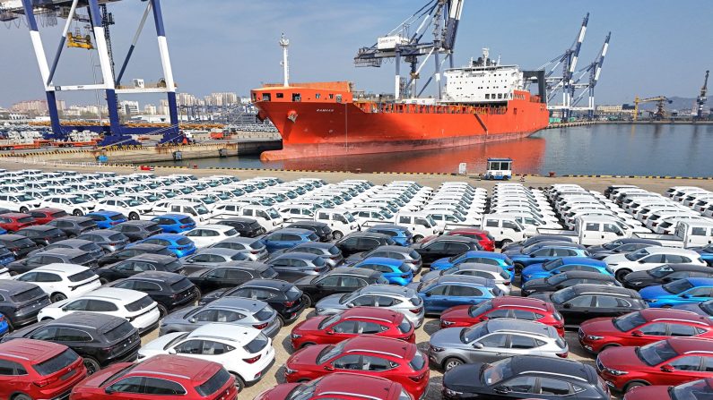 Des voitures destinées à l'exportation doivent être chargées sur un navire dans le port de Yantai, dans la province de Shandong, dans l'est de la Chine, le 3 avril 2025. (AFP via Getty Images)