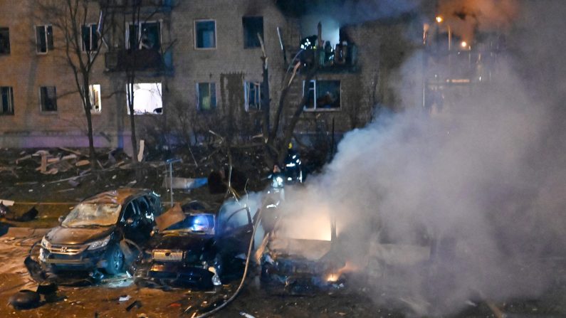 Les secouristes ukrainiens travaillent dans un immeuble résidentiel endommagé après une attaque de drone à Kharkiv, dans la nuit du 3 avril 2025. (SERGEY BOBOK/AFP via Getty Images)