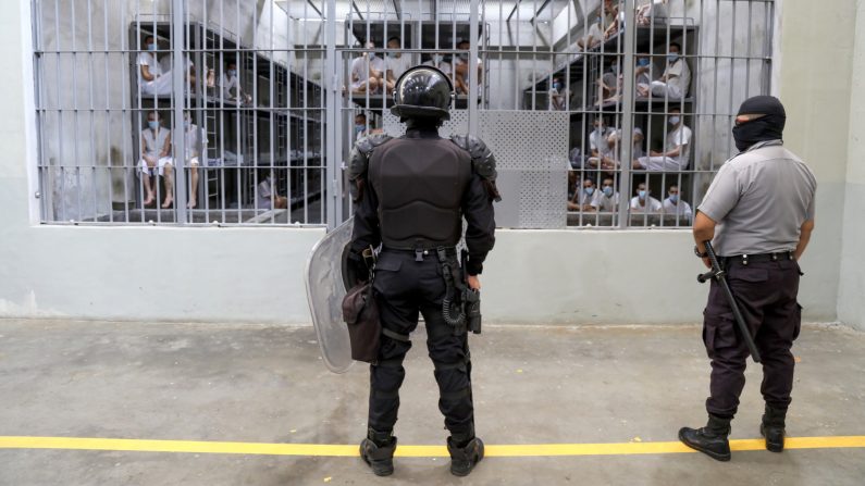 Des agents pénitentiaires surveillent des membres de gangs dans une cellule du centre pénitentiaire de sécurité maximale CECOT à Tecoluca, San Vicente, au Salvador, le 4 avril 2025. (Alex Peña/Getty Images)
