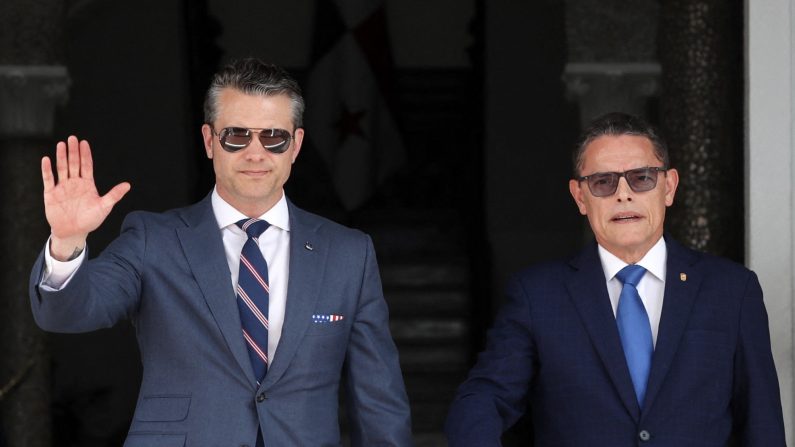 Le secrétaire à la Défense Pete Hegseth (à g.) salue le ministre panaméen de la Sécurité Frank Abrego, à son arrivée au palais présidentiel Las Garzas, à Panama City, le 8 avril 2025. (Franco Brana/AFP via Getty Images)