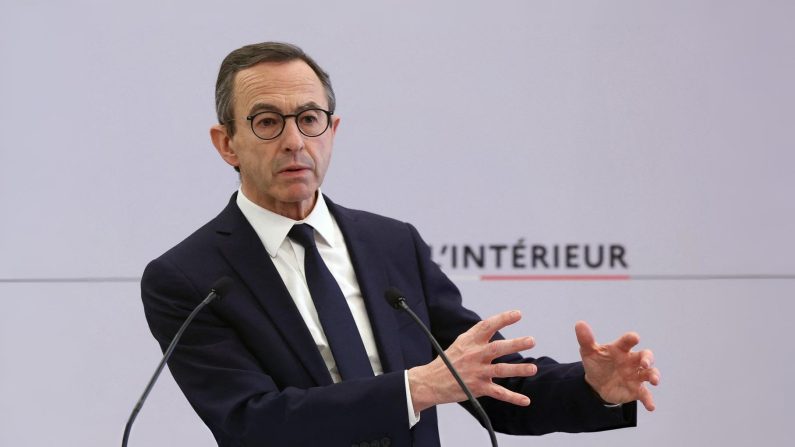 Le ministre de l'Intérieur Bruno Retailleau, lors d'une conférence de presse à Paris, le 10 avril 2025.  (ALAIN JOCARD/AFP via Getty Images)
