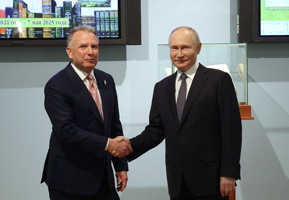 Sur cette photo de pool distribuée par l'agence d'État russe Sputnik, le président russe Vladimir Poutine serre la main de l'envoyé du président américain Donald Trump, Steve Witkoff, lors d'une réunion à Saint-Pétersbourg, le 11 avril 2025. (GAVRIIL GRIGOROV/POOL/AFP via Getty Images)