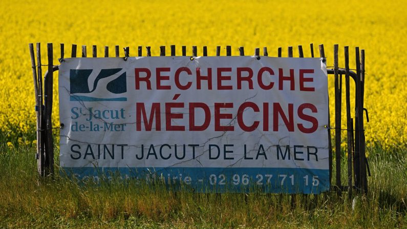 Cette photographie montre une affiche de recrutement faisant la promotion de postes de médecins locaux à Saint-Jacut-de-la-Mer, le 11 avril 2025. (DAMIEN MEYER/AFP via Getty Images)