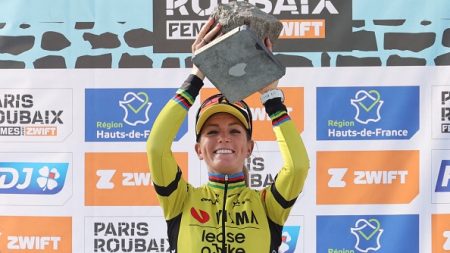 Course Paris-Roubaix : la championne olympique de VTT Pauline Ferrand-Prévot triomphe