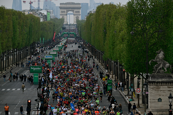 Pierre et Anne-Sophie faisaient partie des coureurs du marathon de Paris ce 13 avril 2025. (Bertrand GUAY / AFP) (Photo by BERTRAND GUAY/AFP via Getty Images)