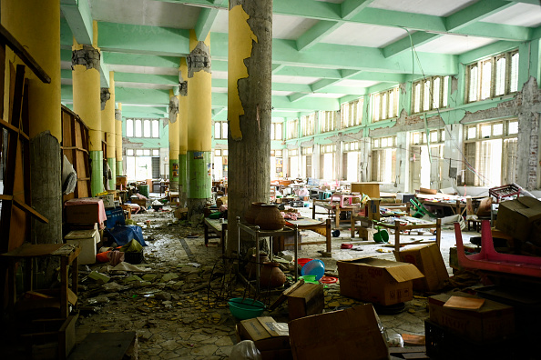 Cette photo montre une vue générale du bâtiment endommagé du couvent de Myawaddy à Mandalay, le 13 avril 2025. (SAI AUNG MAIN/AFP via Getty Images)