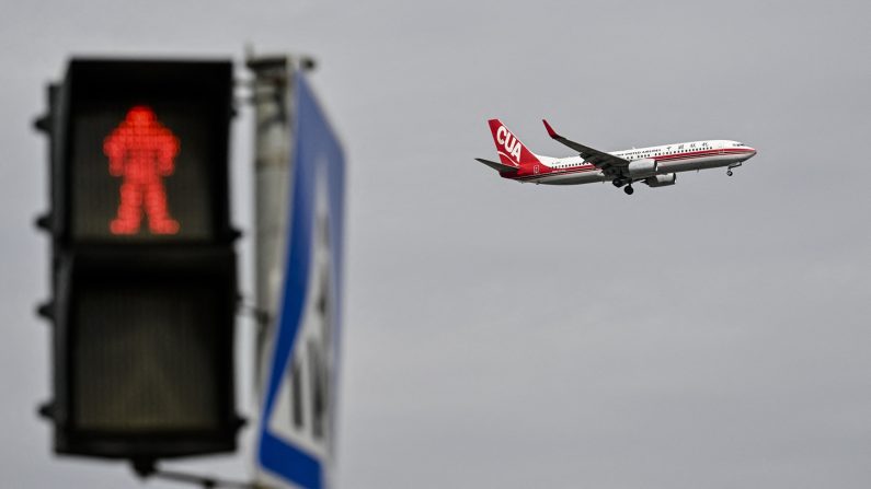 Un Boeing 737-800 de China United Airlines se prépare à atterrir à l'aéroport international de Shanghai Pudong à Shanghai, en Chine, le 16 avril 2025. (Hector Retamal/AFP via Getty Images)