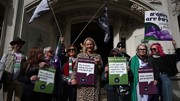 Des militants célèbrent l'issue de l'arrêt de la Cour suprême sur la définition de la « femme », à Londres, le 16 avril 2025. (Photo HENRY NICHOLLS/AFP via Getty Images)