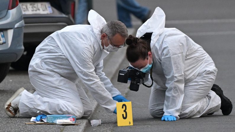 Des agents de la police scientifique inspectent la scène où trois personnes ont été blessées par balle à Rennes, dans l'ouest de la France, le 17 avril 2025. (DAMIEN MEYER/AFP via Getty Images) 