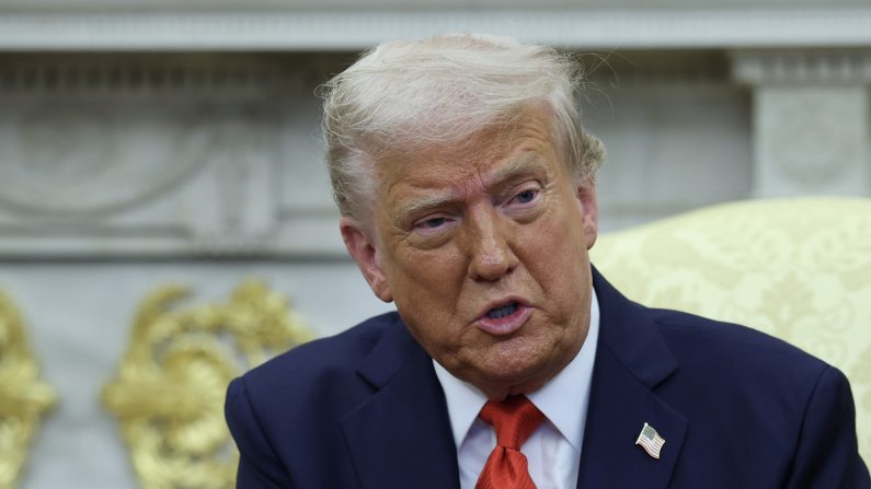 Donald Trump s'exprime dans le Bureau ovale de la Maison-Blanche, le 14 avril 2025. (Win McNamee/Getty Images)