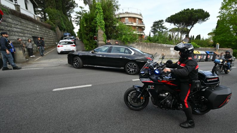 La police italienne escorte les voitures à l'entrée de l'ambassade d'Oman à Rome où se tient le deuxième cycle de discussions nucléaires entre l'Iran et les États-Unis, le 19 avril 2025. (Andreas Solaro/AFP via Getty Images)