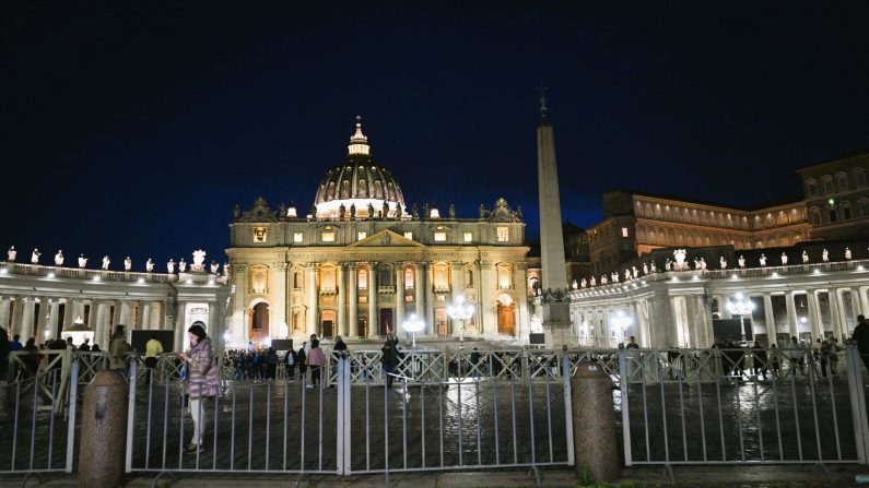 La place Saint-Pierre après le décès du pape François, au Vatican, le 21 avril 2025. (ANDREAS SOLARO/AFP via Getty Images)