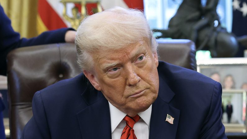 Le président Donald Trump s'adresse aux journalistes après avoir signé une proclamation dans le Bureau ovale de la Maison-Blanche, le 17 avril 2025. (Win McNamee/Getty Images)