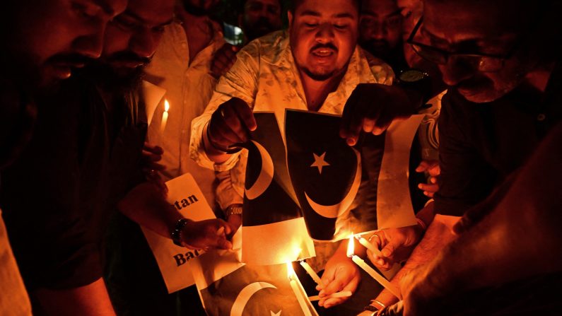 Des manifestants brûlent le drapeau national du Pakistan à Guwahati le 24 avril 2025, pour condamner le meurtre de touristes par des hommes armés à Pahalgam, au Cachemire. (BIJU BORO/AFP via Getty Images) 