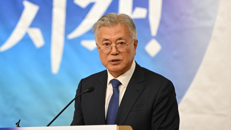 L'ancien président sud-coréen Moon Jae-in s'exprime lors d'une cérémonie à Séoul le 25 avril 2025. (JUNG YEON-JE/AFP via Getty Images)