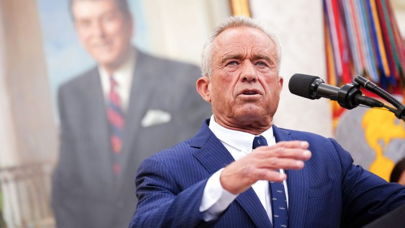 Robert F. Kennedy Jr. s'exprime après avoir prêté serment en tant que Secrétaire à la Santé et aux Services sociaux dans le Bureau ovale de la Maison Blanche, le 13 février 2025. (Andrew Harnik/Getty Images)