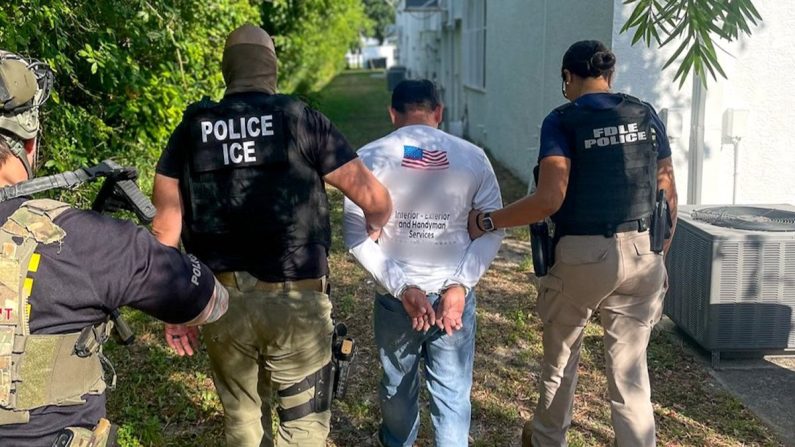 Un agent des services de l'immigration et des douanes et un agent des forces de l'ordre locales arrêtent un immigrant clandestin en Floride en avril. (Crédit photo ICE)