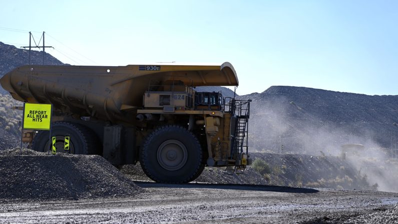Des camions chargent du minerai dans la mine de diamants de Jwaneng au Botswana, le 11 mai 2023. (Monirul Bhuiyan/AFP via Getty Images)