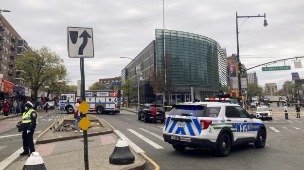 Les bibliothèques de New York reçoivent de fausses alertes à la bombe visant le défilé du Falun Gong