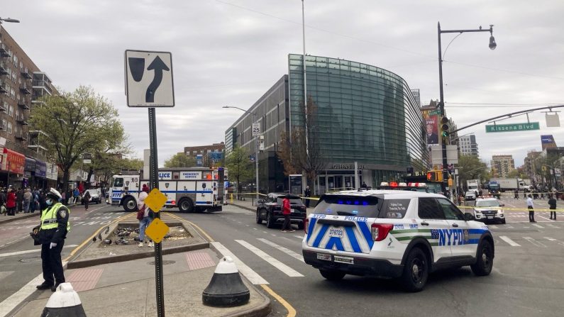 Des voitures de police autour de la bibliothèque publique du Queens dans le quartier de Flushing, à New York, le 21 avril 2025. (Epoch Times)