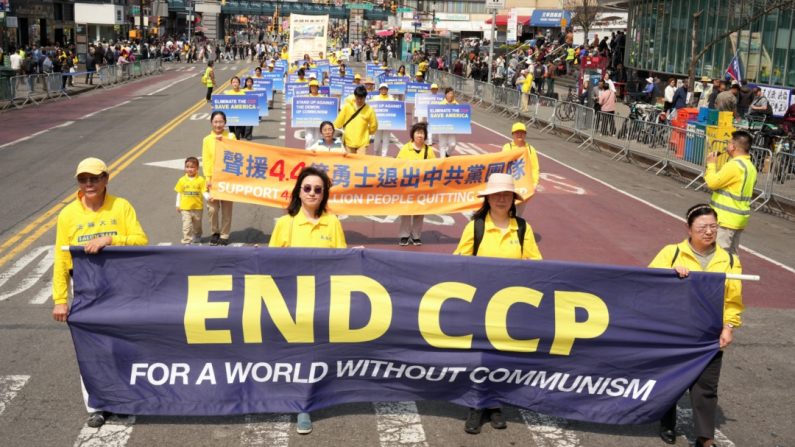Les pratiquants du Falun Gong participent à un défilé pour appeler à la fin de la persécution en Chine et soutenir les 440 millions de Chinois qui ont quitté le Parti communiste chinois. (Larry Dye/The Epoch Times)