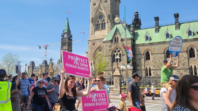 Des milliers de personnes participent à la Marche pour la vie annuelle dans le centre-ville d'Ottawa, le 11 mai 2023. (Matthew Horwood/Epoch Times)