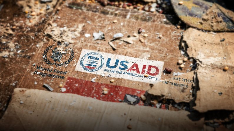 Un logo de l'Agence des États-Unis pour le développement international sur une boîte au milieu des restes épars de cartons laissés par des pillards, après des actes de vandalisme et de pillage, en République démocratique du Congo, le 21 février 2025. (Luis Tato/AFP via Getty Images)