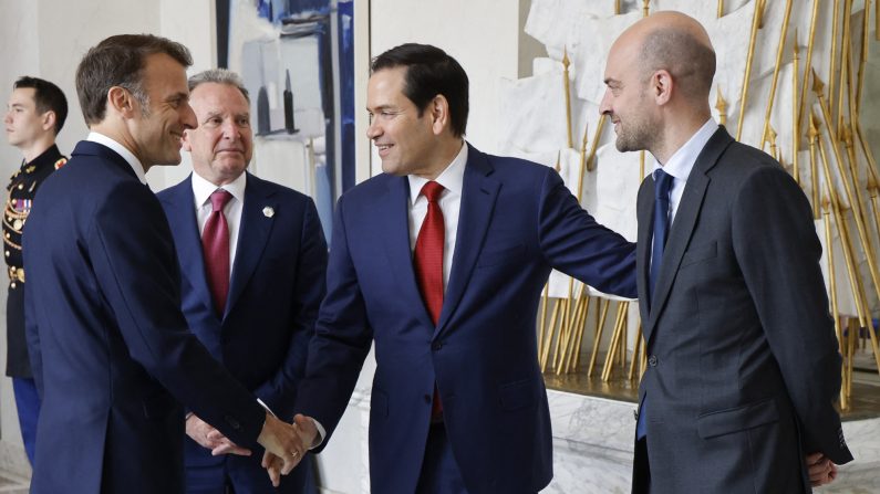 Le président français Emmanuel Macron (à g.) serre la main du secrétaire d'État américain Marco Rubio (à dr.) à côté de l'envoyé spécial américain Steve Witkoff (au c.) et du ministre français de l'Europe et des Affaires étrangères Jean-Noël Barrot avant une réunion au palais présidentiel de l'Élysée, à Paris, le 17 avril 2025. (Ludovic Marin/ POOL/AFP via Getty Images)