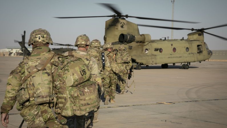 Des soldats de l'armée américaine chargent un hélicoptère CH-47 Chinook en soutien à la Force opérationnelle interarmées combinée près de la garnison d'Al-Tanf, en Syrie, le 29 octobre 2024. (Crédit Photo de l'armée américaine par le sergent-chef Mahsima Alkamooneh)