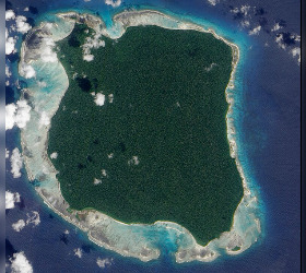 L’île de North Sentinel, l’une des îles Andaman dans le golfe du Bengale (océan Indien). (Crédit photo NASA Earth Observatory image created by Jesse Allen, domaine public)
