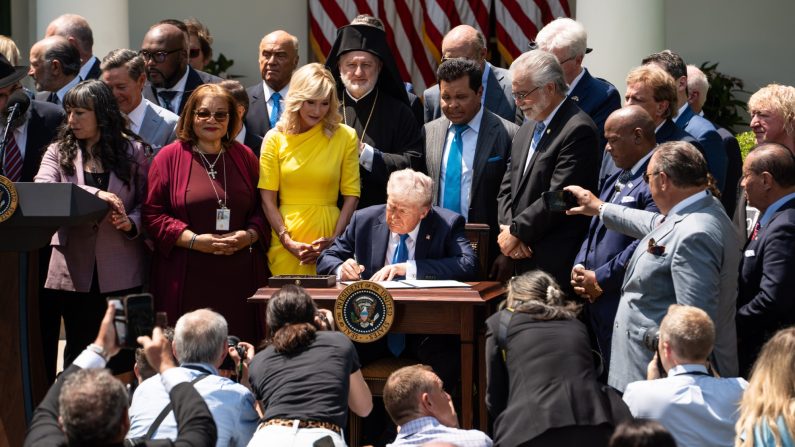 Le président Donald Trump signe un décret établissant la Commission de la liberté religieuse lors de la Journée nationale de la prière dans la roseraie de la Maison-Blanche, le 1er mai 2025. (Madalina Vasiliu/Epoch Times)