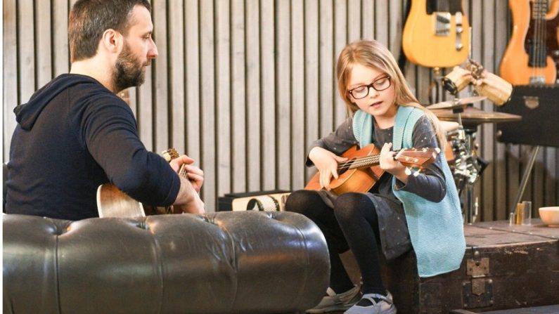 La musique devient un langage commun lorsque les familles apprennent, jouent et font des erreurs ensemble. (ZoneCreative/Shutterstock)