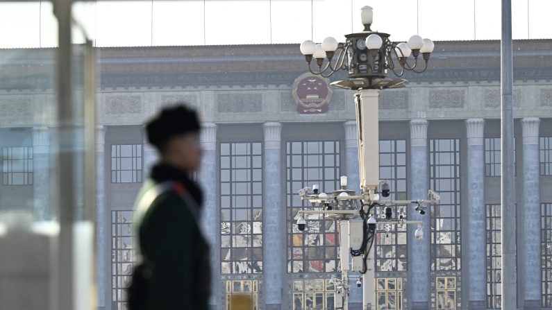 Un policier paramilitaire monte la garde devant le Grand palais du Peuple à Pékin, le 26 février 2025. (Pedro Pardo/AFP via Getty Images)