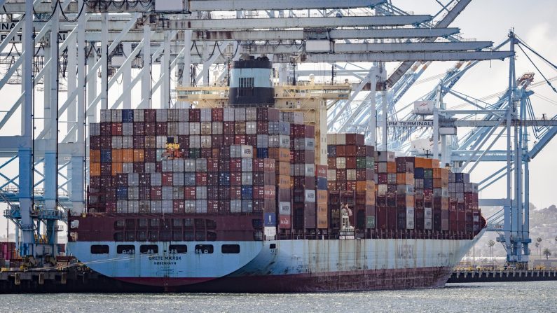Des conteneurs maritimes bordent le port de Los Angeles, en Californie, le 28 mars 2025. (John Fredricks/Epoch Times)