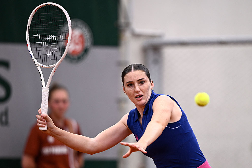 Roland-Garros : Loïs Boisson et Elsa Jacquemot, duel de bleues pour un huitième