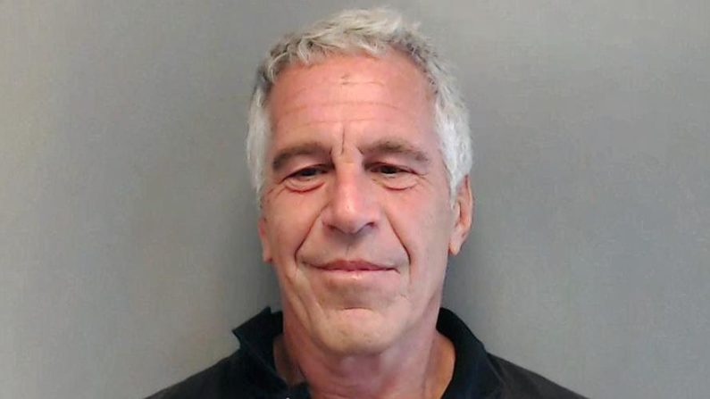 Jeffrey Epstein pose pour une photo d'identité de délinquant sexuel après avoir été accusé d'avoir recruté une mineure à des fins de prostitution, le 25 juillet 2013 en Floride. (Florida Department of Law Enforcement via Getty Images)
